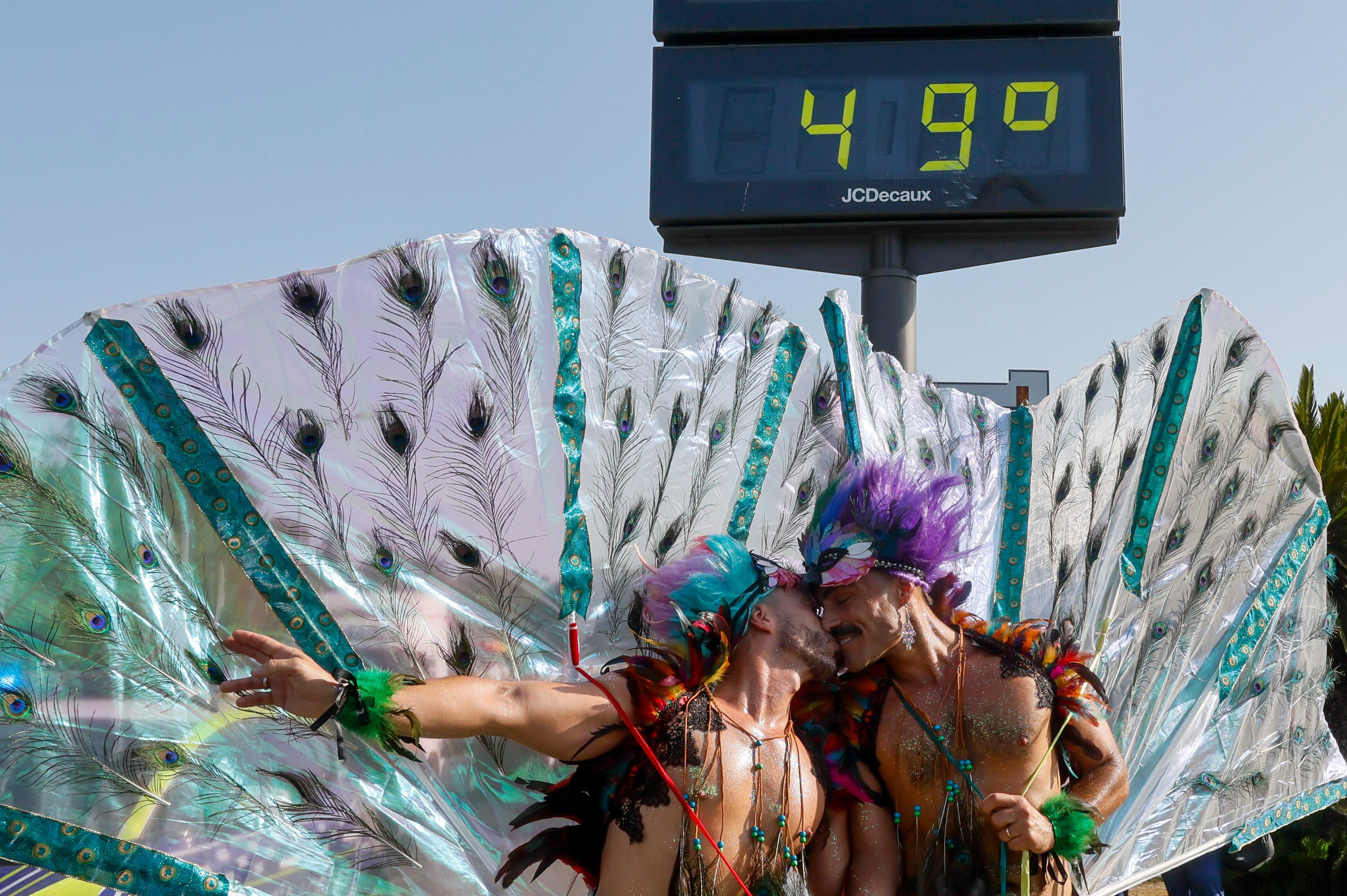 SEVILLA, 28/06/2025.- Varios asistentes a la manifestación del Orgullo, este sábado en Sevilla. EFE/ José Manuel Vidal