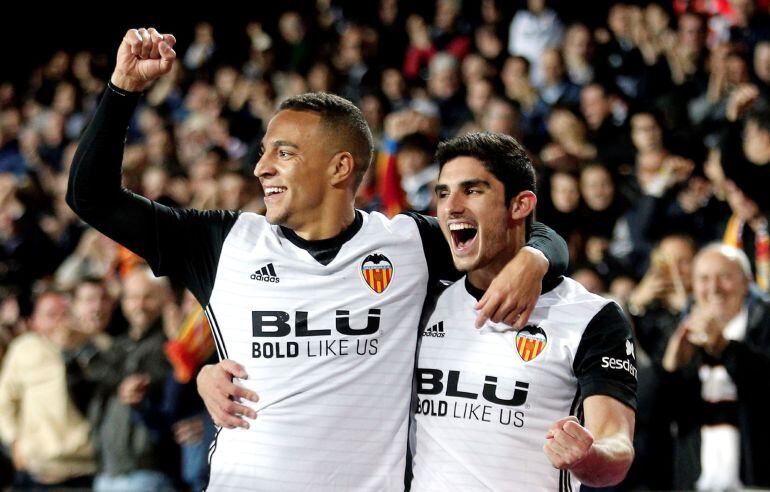 GRAF9324. VALENCIA, El delantero del Valencia CF, Rodrigo Moreno (i), celebra con su compañero Gonçalo Guedes el primer gol de su equipo ante el RCD Espanyol durante el partido de La Liga correspondiente a la jornada 31ª jugado esta noche en el estadio de