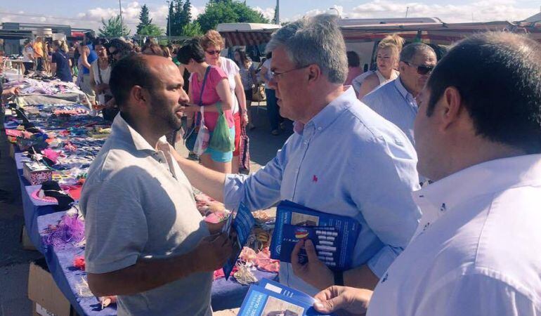 Jose Enrique Fernández de Moya saluda al titular de un puesto en su paseo electoral en el &#039;mercadillo&#039; de Jódar