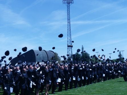 Los agentes lanzan sus gorras, después de romper filas