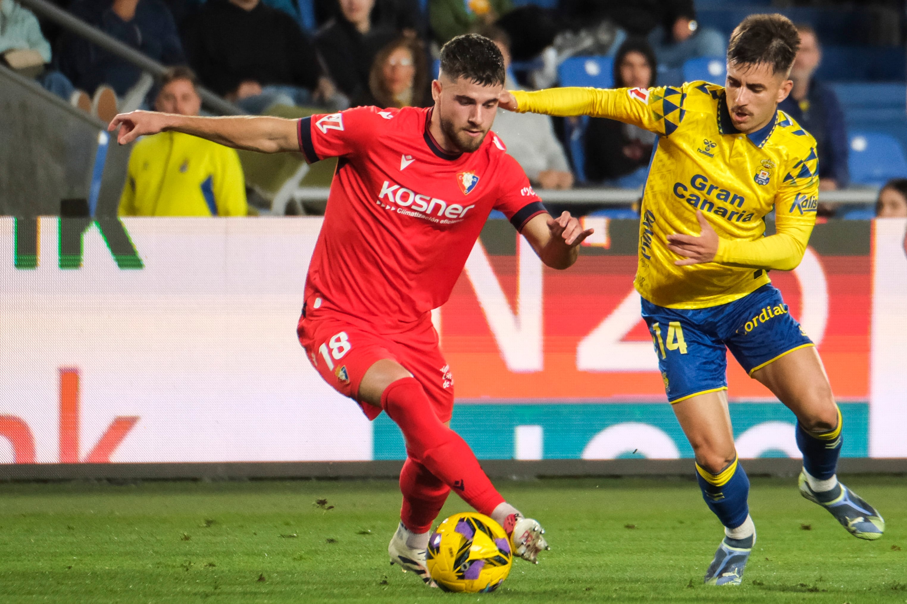 LAS PALMAS DE GRAN CANARIA, 24/01/2025.- El centrocampista de Osasuna Iker Muñoz (i) lucha con Manuel Fuster, de Las Palmas, durante el partido de LaLiga entre la UD Las Palmas y el Osasuna, este viernes en el estadio de Gran Canaria. EFE/ Angel Medina G.
