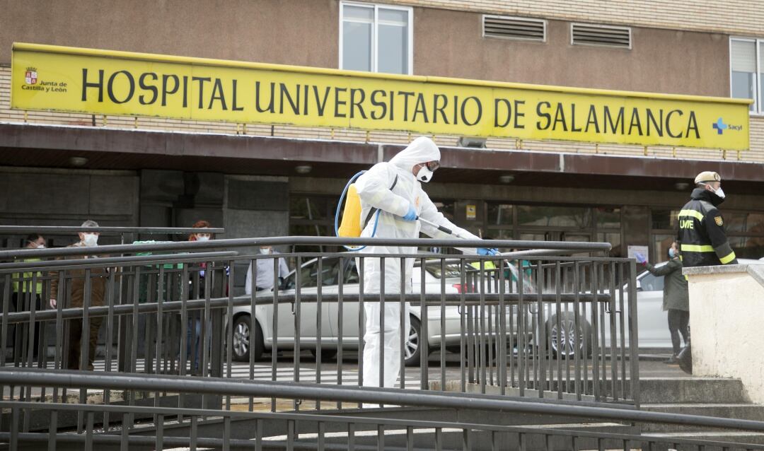 Labores de desinfección frente al Hospital de Salamanca