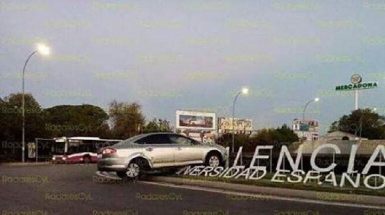 El accidente ocurría a primera hora de la mañana del sábado y causaba daños en una de las letras de la rotonda.
