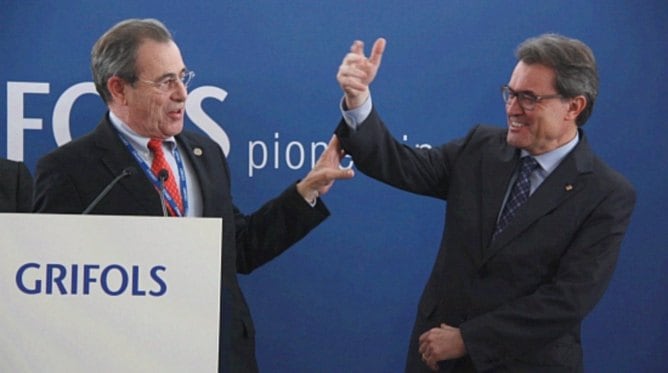 El presidente de Grífols, Víctor Grífols, i el president de la Generalitat, Artur Mas, durante la inauguración de la nueva planta de Parets del Vallès