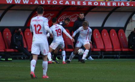 Rodri se lleva la pelota ante Kennedy en el partido de su debut