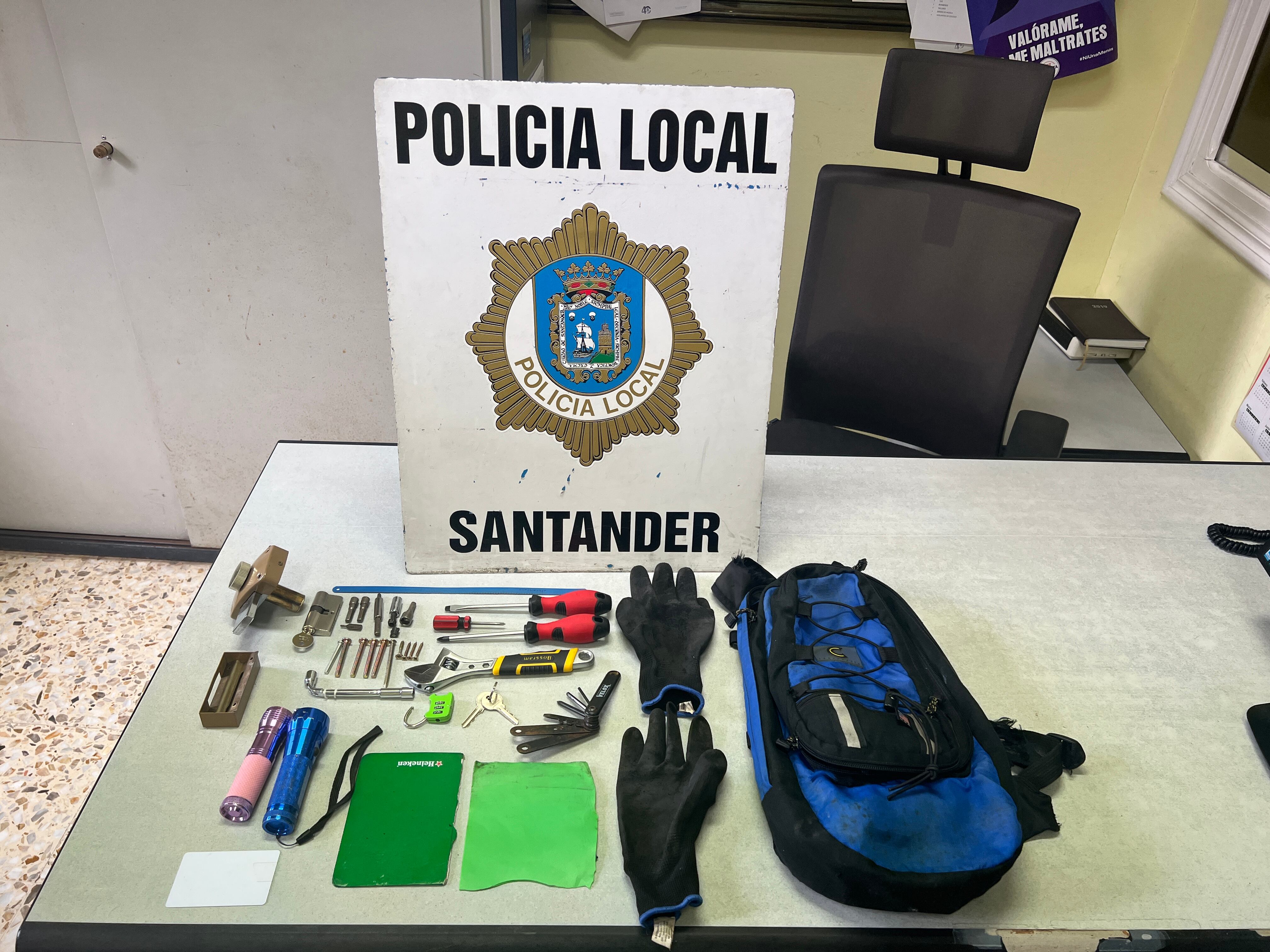 Objetos intervenidos por la Policia Local de Santander.