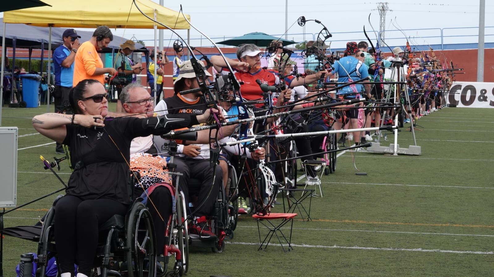 Algunos participantes del Campeonato de España de tiro con arco para deportistas con discapacidad celebrado en Burriana