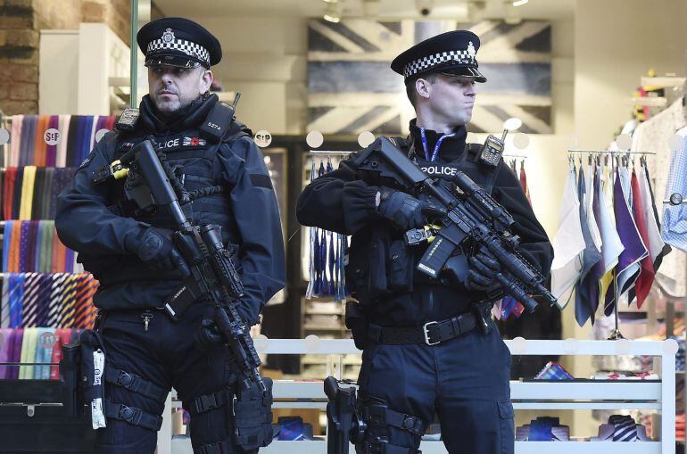 Policías armados vigilan en la estación de ferrocarril de St. Pancras, en Londres (Reino Unido) hoy, 22 de marzo de 2016