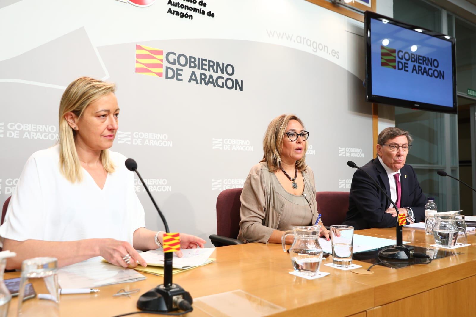 Consejo de Gobierno del Gobierno de Aragón: De izquierda a derecha, la consejera de Economía, Marta Gastón, la consejera de Presidencia, Mayte Pérez, y el consejero de Industria, Arturo Aliaga