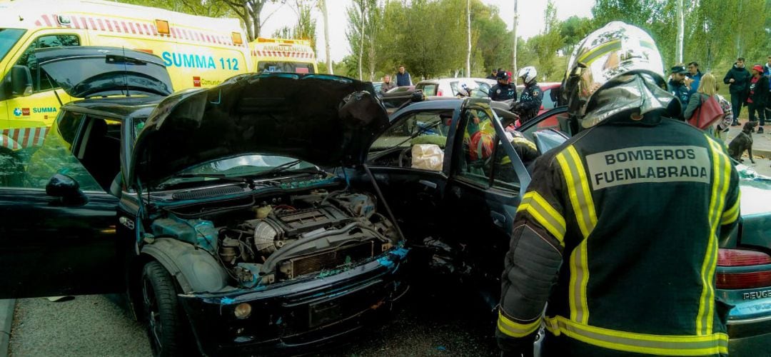 Los servicios de emergencias han tenido que rescatar a una de las conductoras que ha quedado atrapada en su vehículo