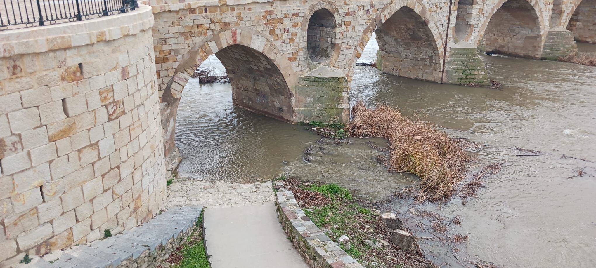 El paseo junto a la Avenida del Mengue anegado por el agua del río Duero
