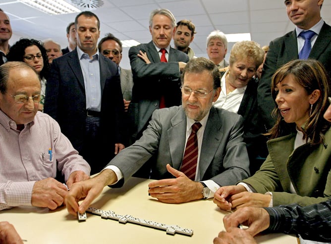 El presidente del PP, Mariano Rajoy, junto a la candidata del PPC a la Generalitat, Alicia Sánchez-Camacho, juega al dominó durante su visita a una residencia de gente mayor de Cerdanyola del Vallès el viernes en Barcelona. EFE/ MARTA PEREZ