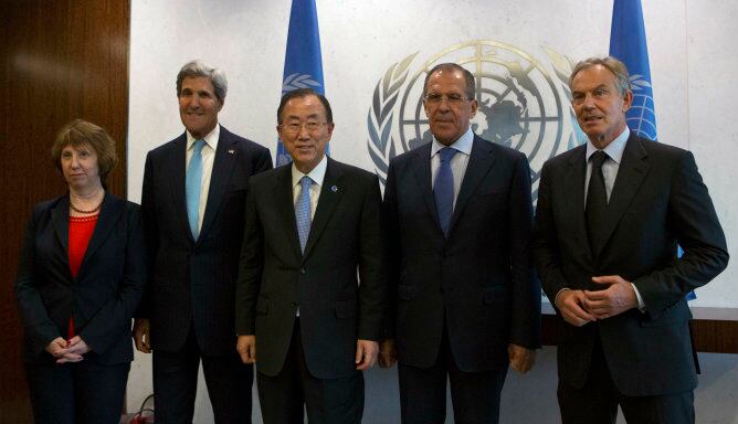 La Alta Representante de la UE Catherine Ashton junto al secretario de Estado de EEUU John Kerry, el secretario general de la ONU Ban Ki-moon, el canciller de Rusia Sergey Lavrov y el enviado oficial de la ONU para Oriente Medio, Toni Blair antes de la re