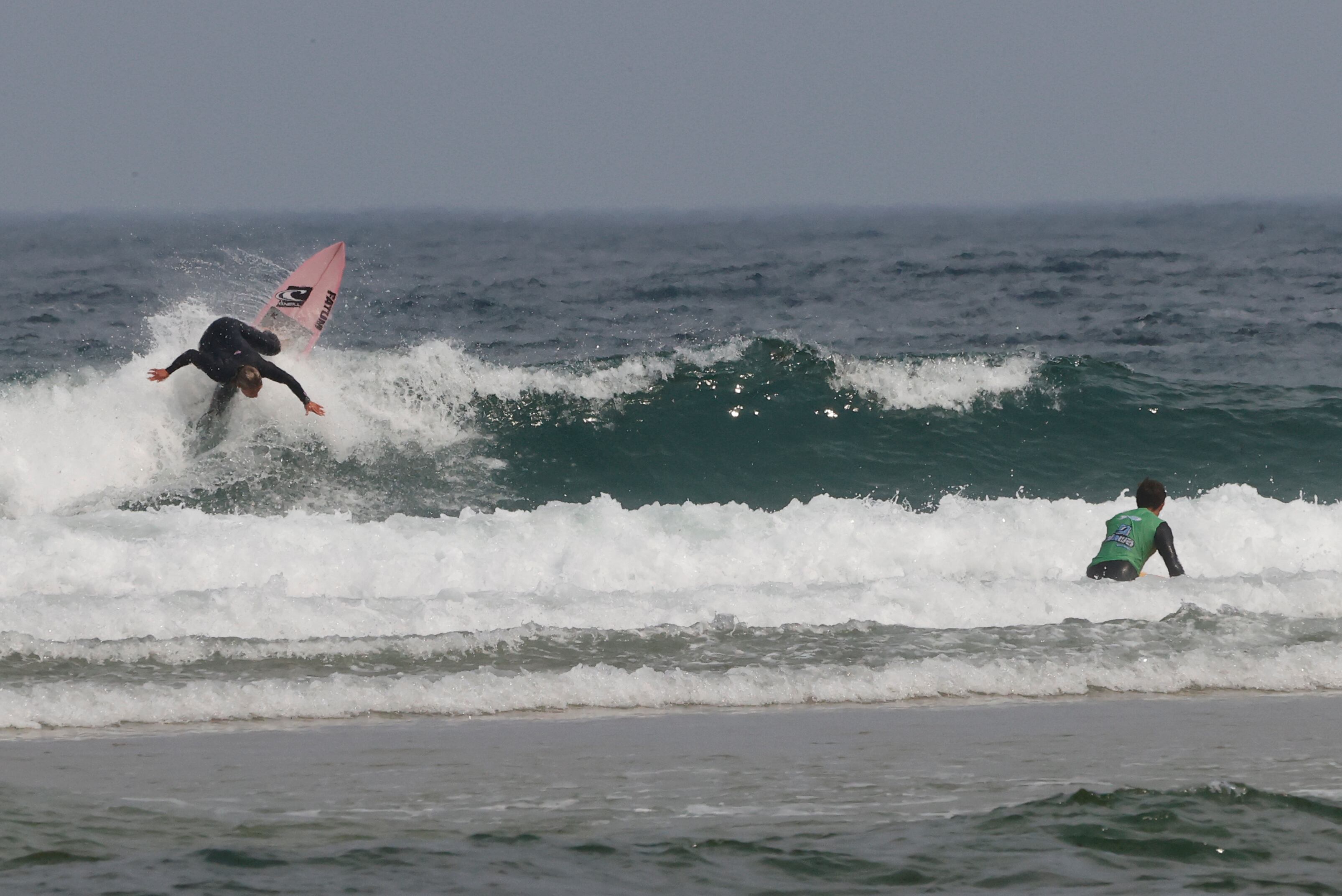 VALDOVIÑO (A CORUÑA), 15/07/2022.- Participantes en el Abanca Pantín classic surf Galicia Pro, en Valdoviño (A Coruña), este viernes. La competición encamina su recta final. Con todas la mangas clasificatorias celebradas, las actividades paralelas toman el relevo hasta próximas jornadas. EFE/ Kiko Delgado
