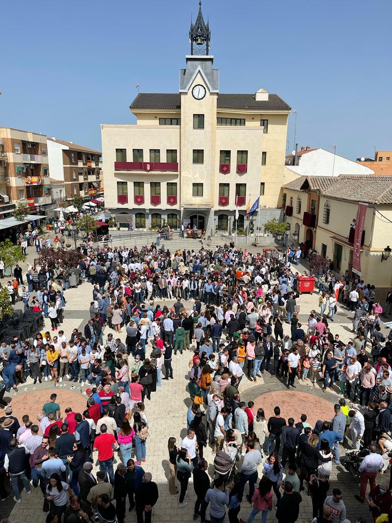 Vista de la plaza de España de Calzada de Calatrava durante la celebración de las Caras