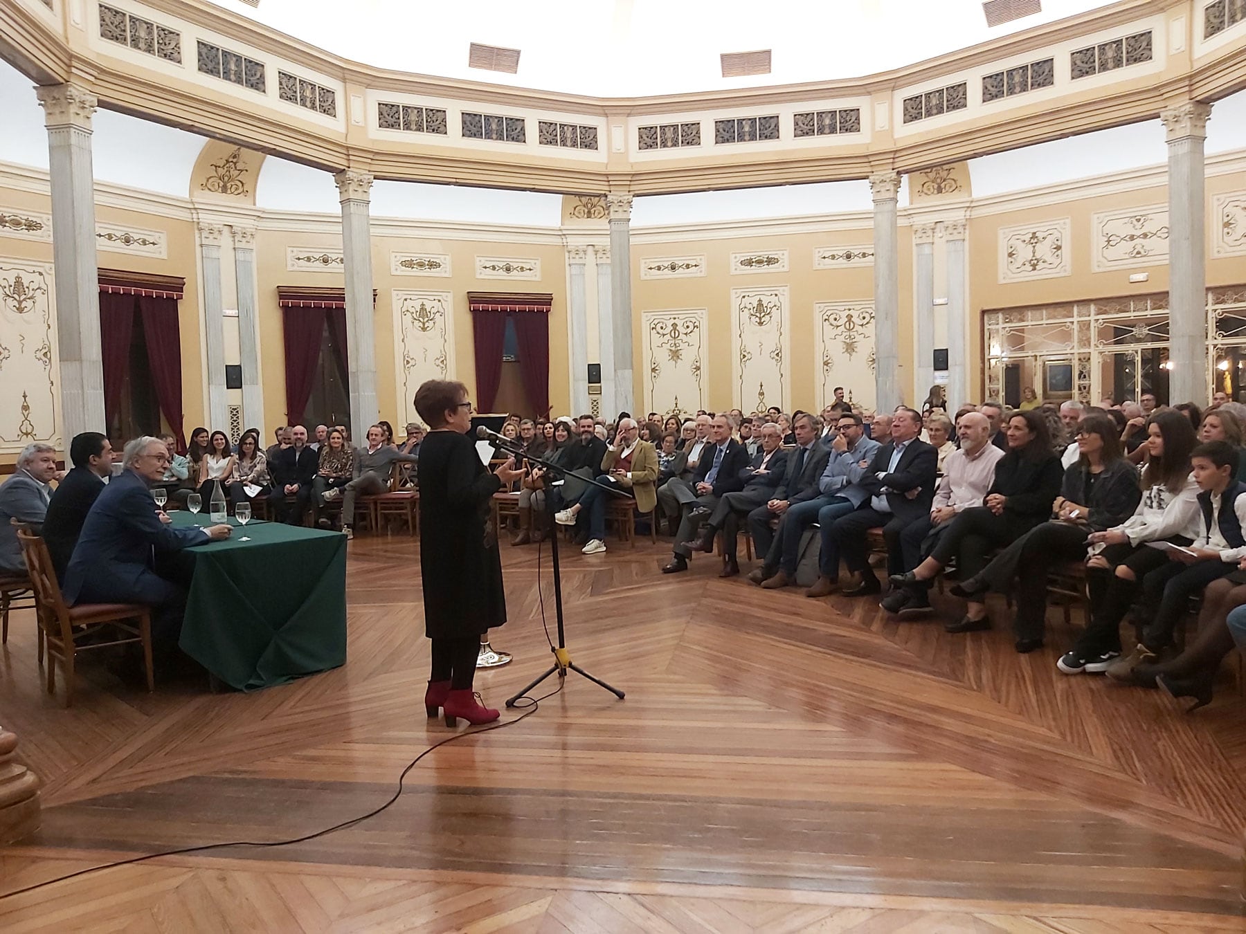 La actriz Neus Agulló ha presentado el acto en un Salón Rotonda del Círculo Industrial de Alcoy repleto de público