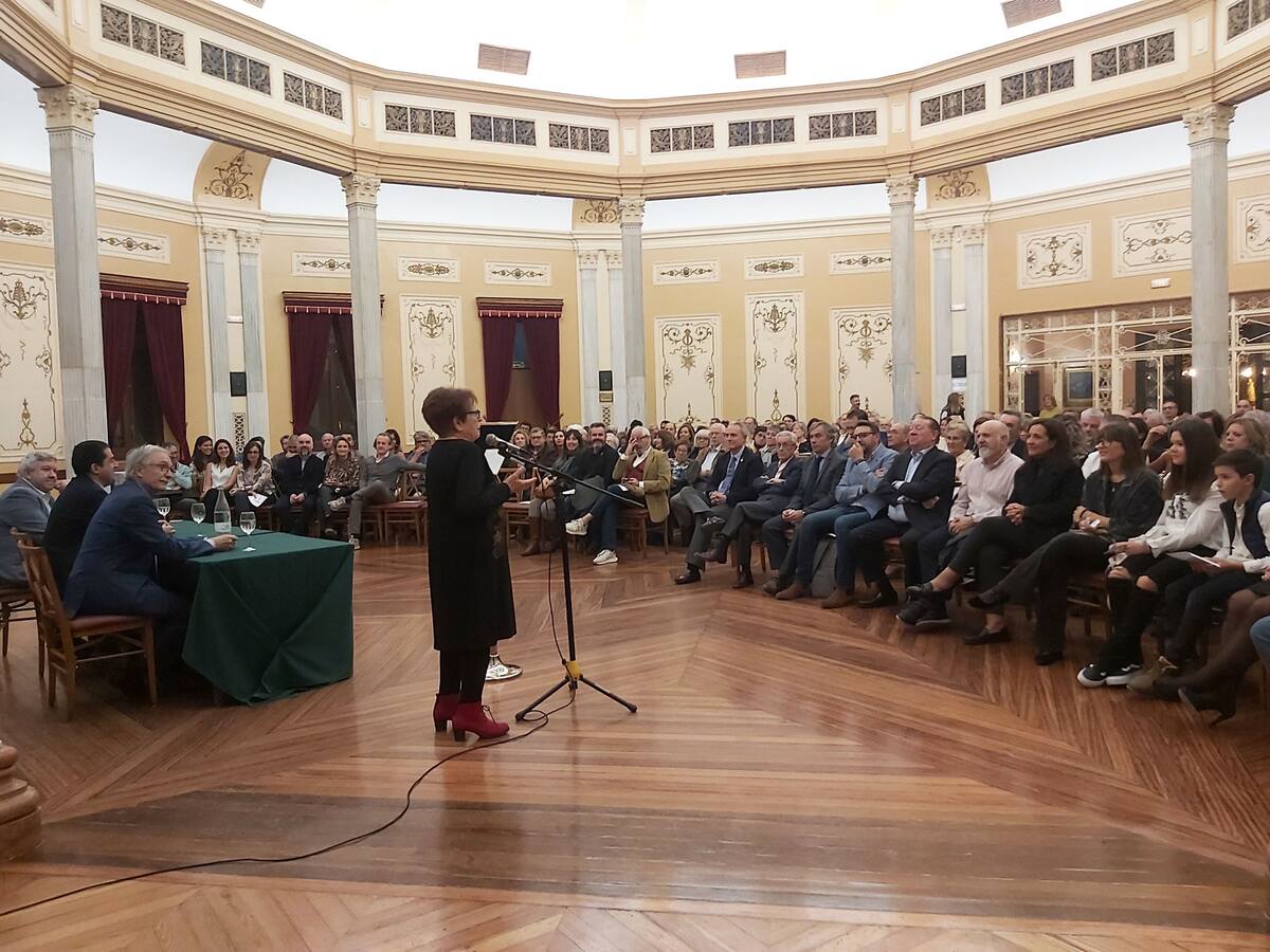 Ricardo Canalejas llena el Salón Rotonda del Círculo Industrial para presentar su libro 'El último Monterrey'