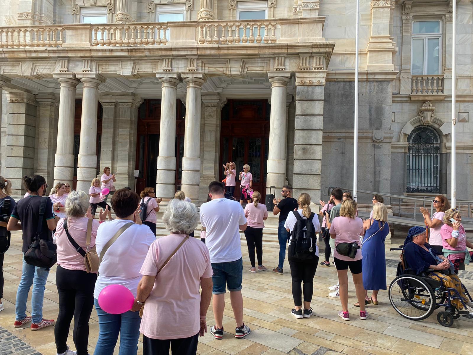 "Los más importante para plantar cara al cáncer de mama es la investigación": Las mujeres alzan la voz