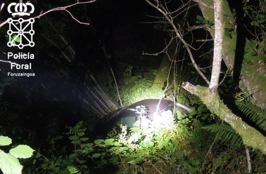 Imagen del vehículo siniestrado en el barranco