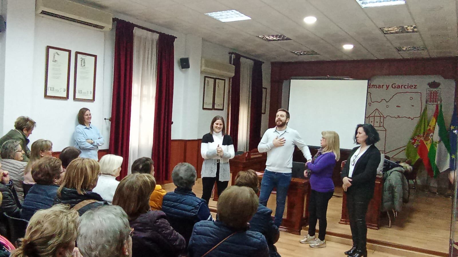 Recepción del alcalde, Enrique Carreras, esta mañana a la Asociación de Mujeres en el Salón de Plenos del Ayuntamiento de Bedmar