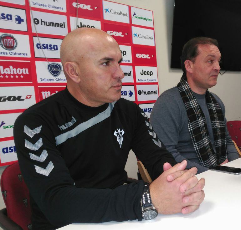 Luis César Sampedro y José Miguel Garrido durante el acto de renovación del técnico gallego