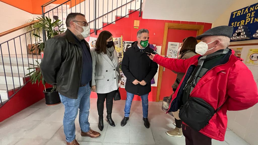 El delegado territorial de Educación, Antonio Sutil, durante la visita al IES Juan López Morillas