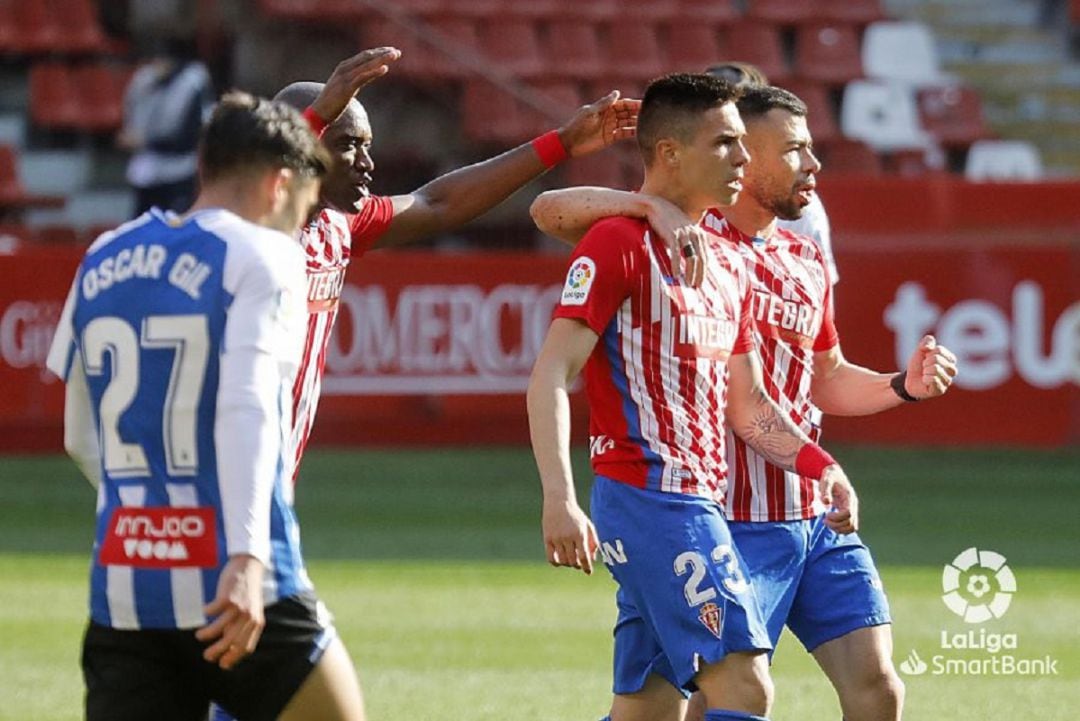 Djurdjevic abrazado por Javi Fuego tras su gol frente al Espanyol.