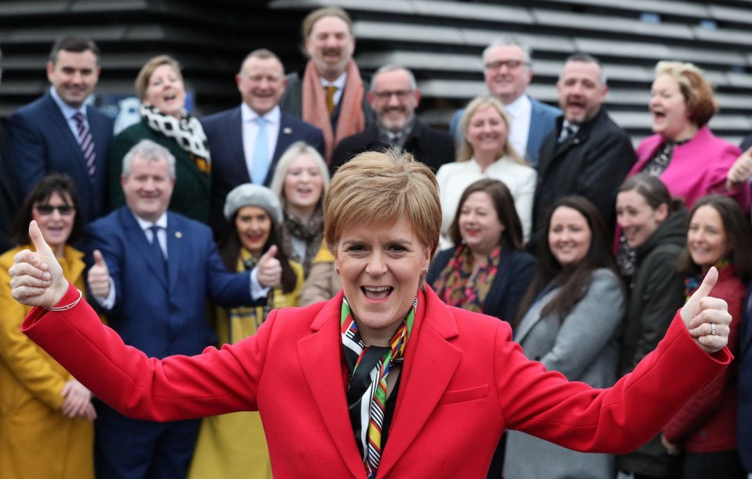 La primera ministra escosesa Nicola Sturgeon junto a los nuevos parlamentarios del SNP el pasado 14 de diciembre.  
 
 