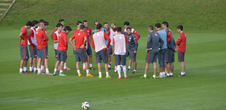 El entrenador del Athletic, Ernesto Valverde, reúne a sus jugadores sobre el césped de Lezama