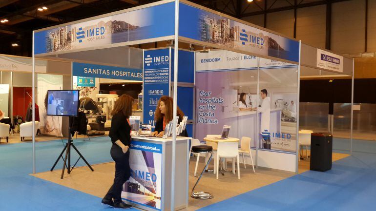 Imagen del stand de Hospitales IMED en FITUR