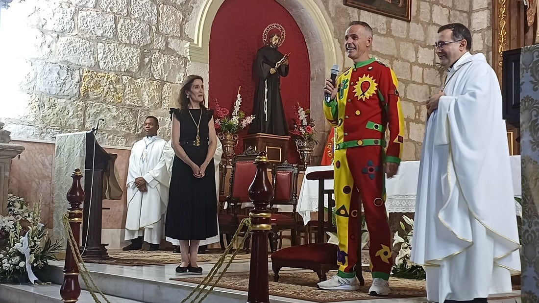 Cascamorras en el interior del templo de La Merced de Baza