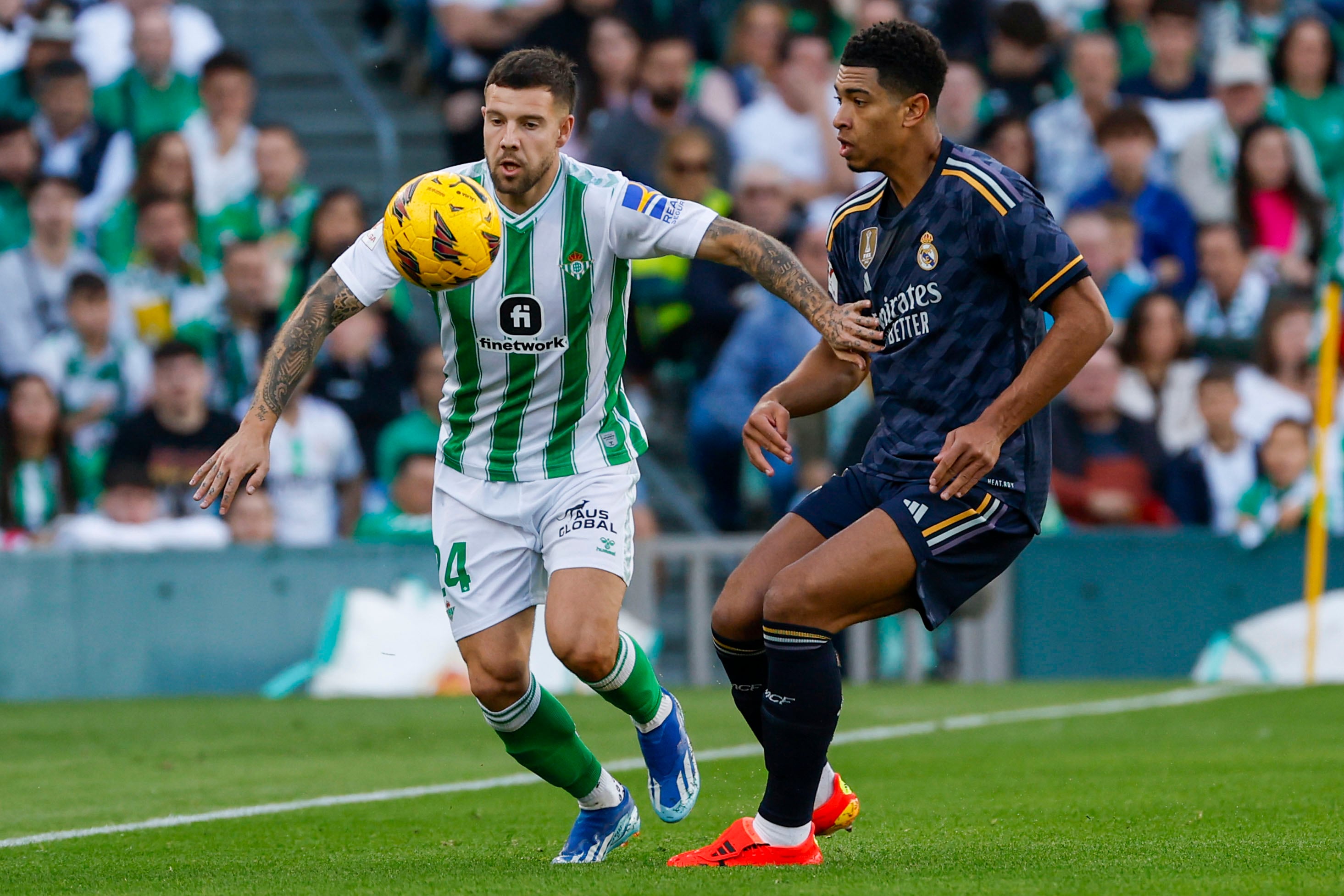 Aitor Ruibal y Jude Bellingham, durante el partido de la Jornada 16 de LaLiga EA Sports entre Betis y Real Madrid hoy en el Benito Villamarín. EFE/ Julio Muñoz