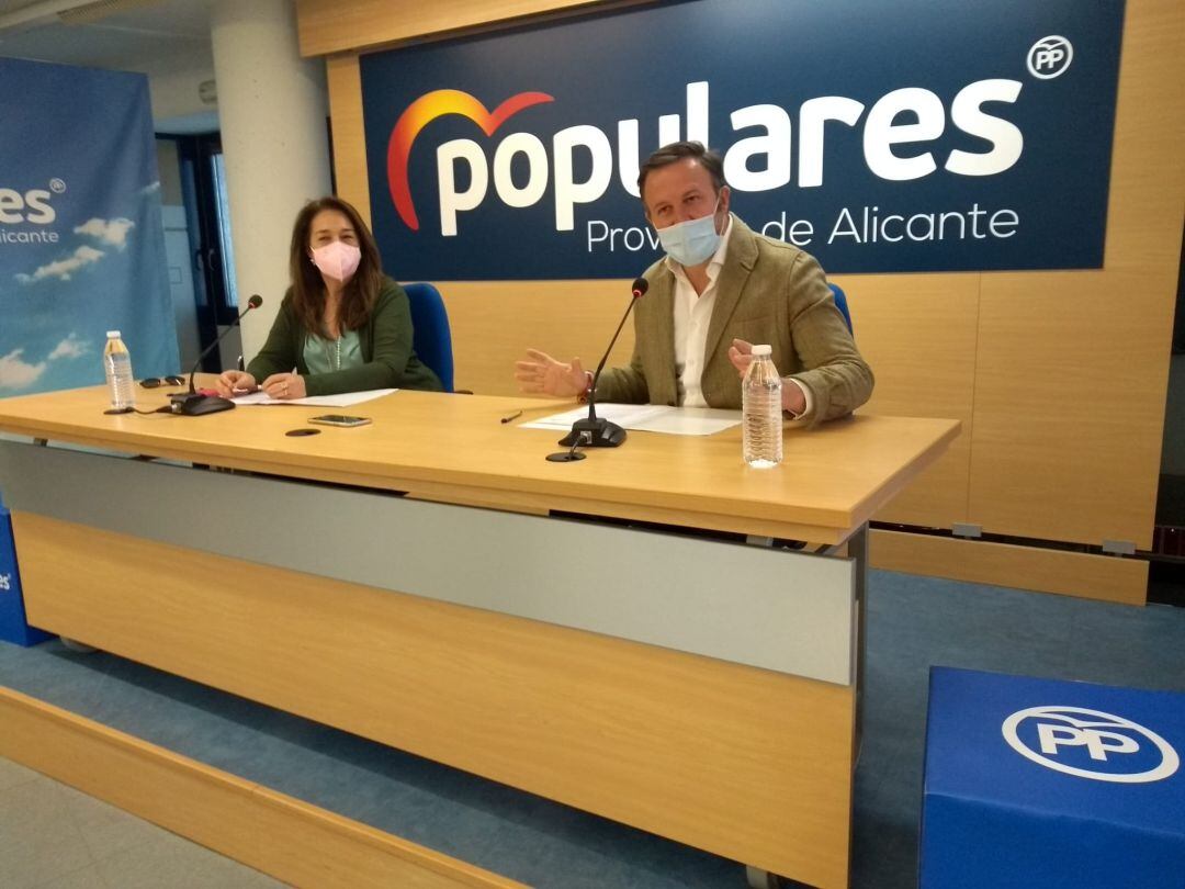 Los senadores por Alicante Adela Pedrosa y Pablo Ruz, en la rueda de prensa en la sede del PP.