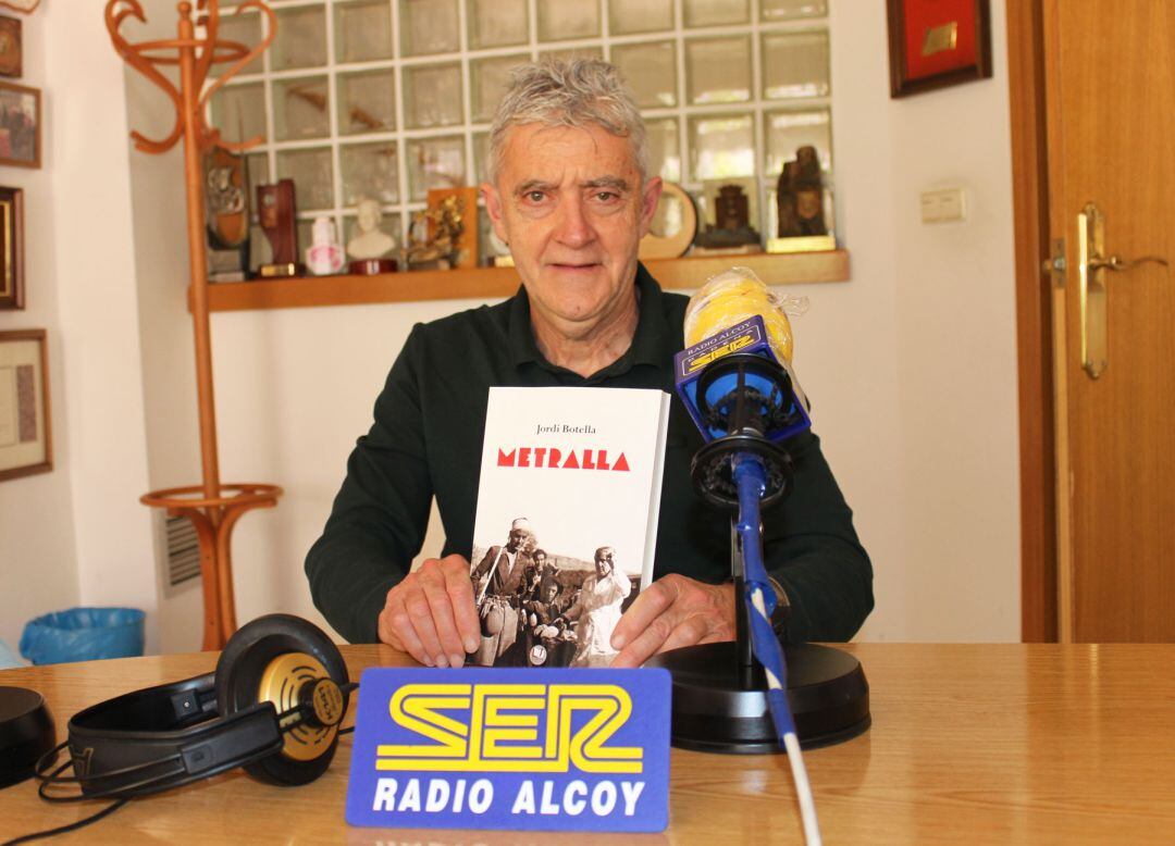 Jordi Botella, amb un exemplar de la seua novel·la 'Metralla' en l'estudi central de Radio Alcoy