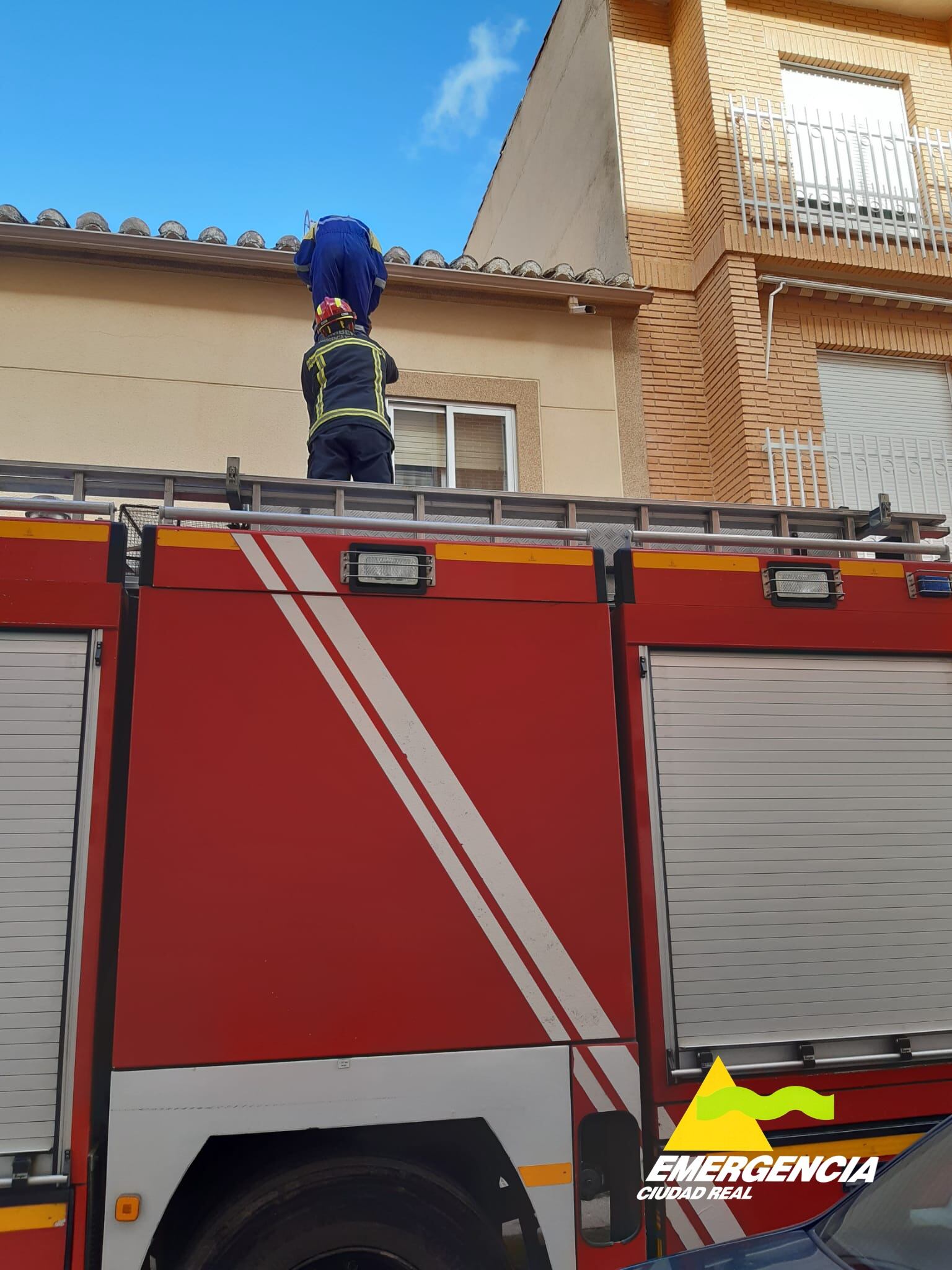 Los bomberos actuando ante el riesgo de caída de tejas en Valdepeñas