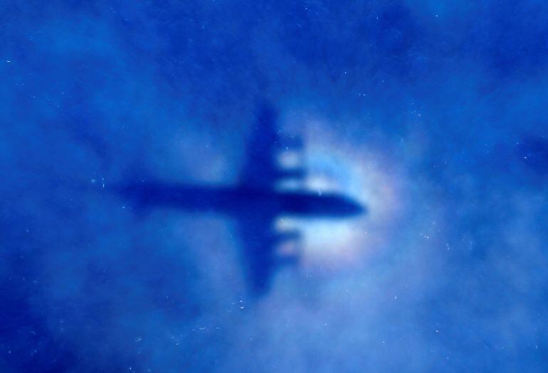  LA SOMBRA DE UN AVION  de la Fuerza Aérea de Nueva Zelanda, en las labores de busqueda del avion de Singapur Airlines MH370 desaparecido hace tres años 