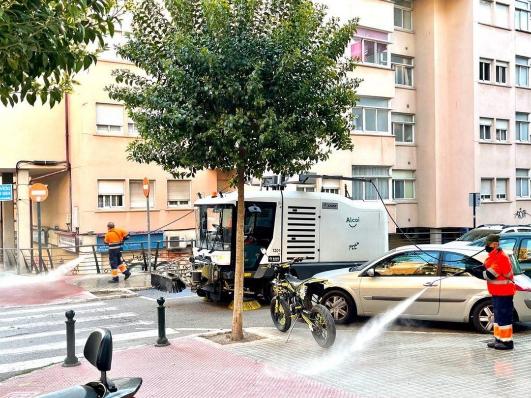 Siguen las tareas de desinfección en las calles de Alcoy.