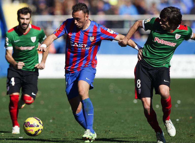 GRA076 VALENCIA, 1/2/2015.-El jugador del Levante Jordi Xumetra,i, y Ander Iturraspe, del Athletic de Bilbao, disputan el balón durante el partido de la vigésimo primera jornada de la Liga BBVA que ambos equipos disputaron hoy en el estadio Ciudad de Valencia. EFE/Migel Ángel Polo