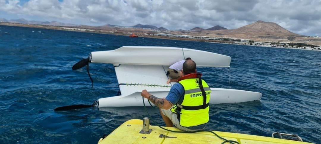 El catamarán volcado frente a la costa de Playa Honda.