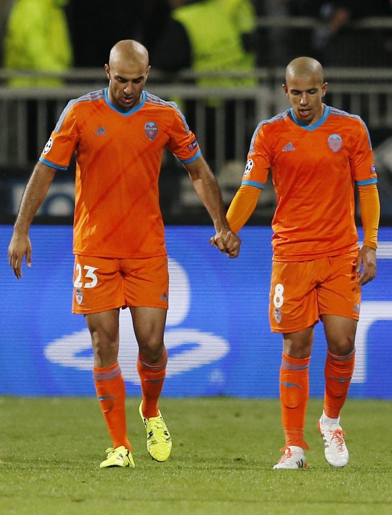 HOR102. LYON (FRANCIA), 29/09/2015.- Sofiane Feghouli (d) de Valencia CF celebra su gol ante Olympique Lyon con su compañero Ayman Abdennour (i) hoy, martes 29 de septiembre de 2015, durante un partido de la Liga de Campeones en el estadio Gerland en Lyon (Francia). EFE/GUILLAUME HORCAJUELO