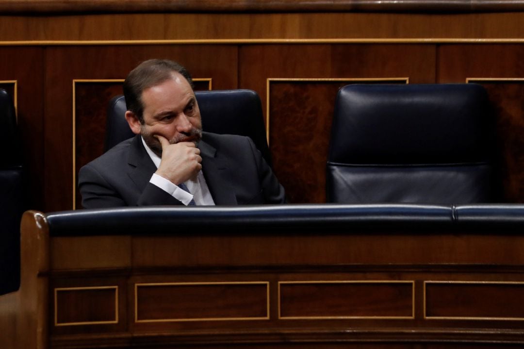 El ministro de Transportes, José Luis Ábalos, en el pleno del Congreso