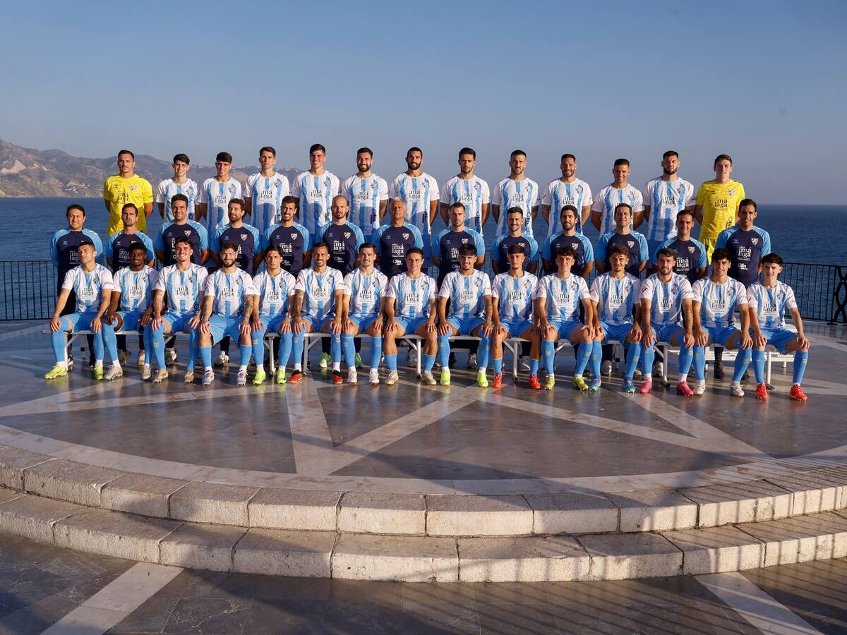 El Málaga se hizo la foto oficial de la temporada en el Balcón de Europa, en Nerja