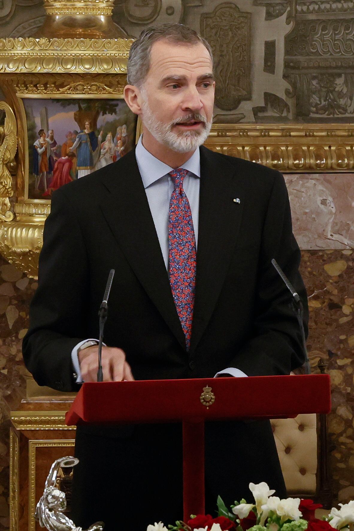 GRAF5207. MADRID, 21/04/2022.- El rey Felipe VI da un discurso durante el almuerzo que ofrecen este jueves en el Palacio Real a una representación del mundo de las letras con motivo de la entrega del Premio Cervantes 2021. EFE/Ballesteros POOL