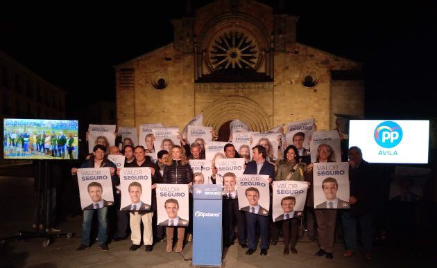 El PP inicia la campaña en la Plaza de Santa Teresa, junto a su sede