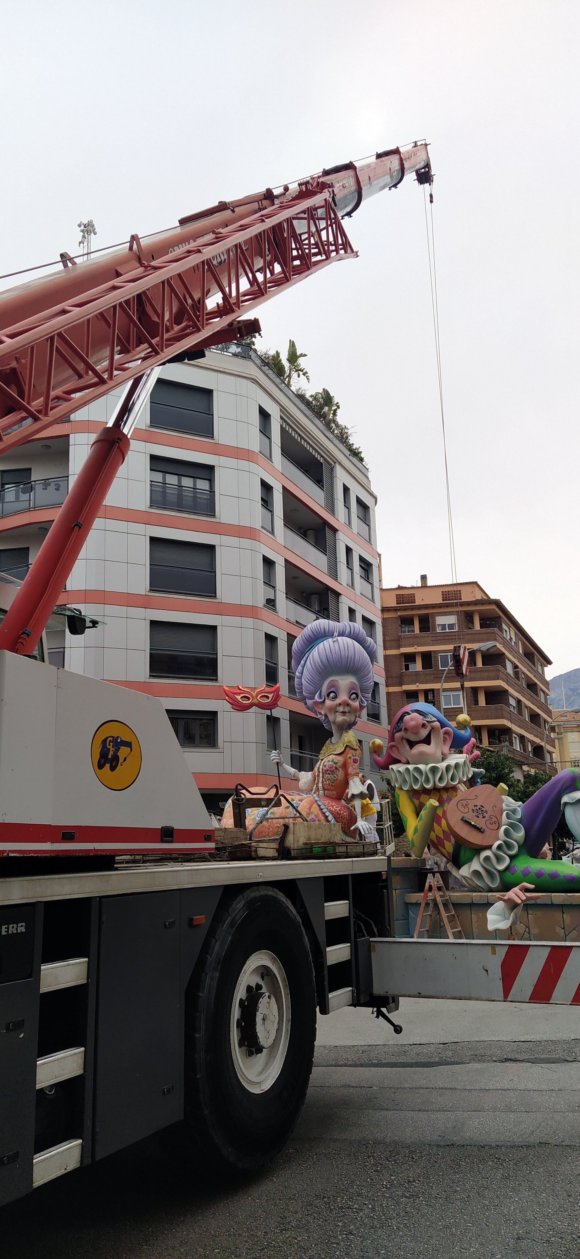 Montaje de la falla Saladar, en Dénia.