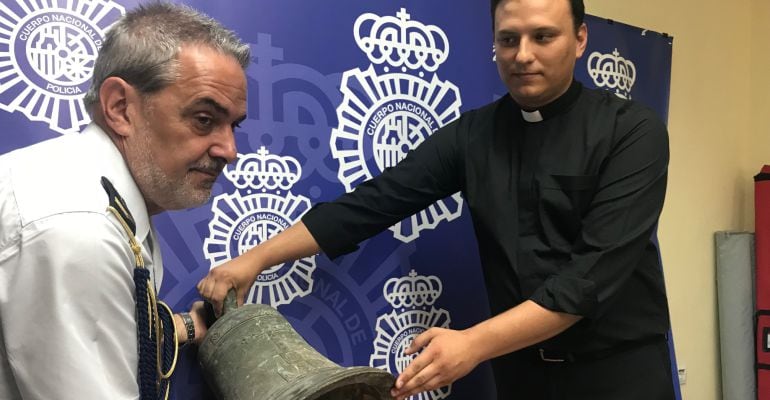 Diego Moya y Genaro Escudero muestran la campana.