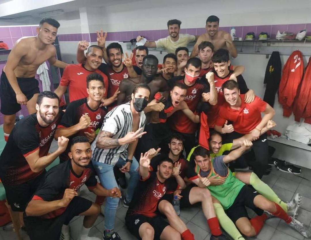 Los jugadores del Grau celebran la victorias contra el Racing Benidorm