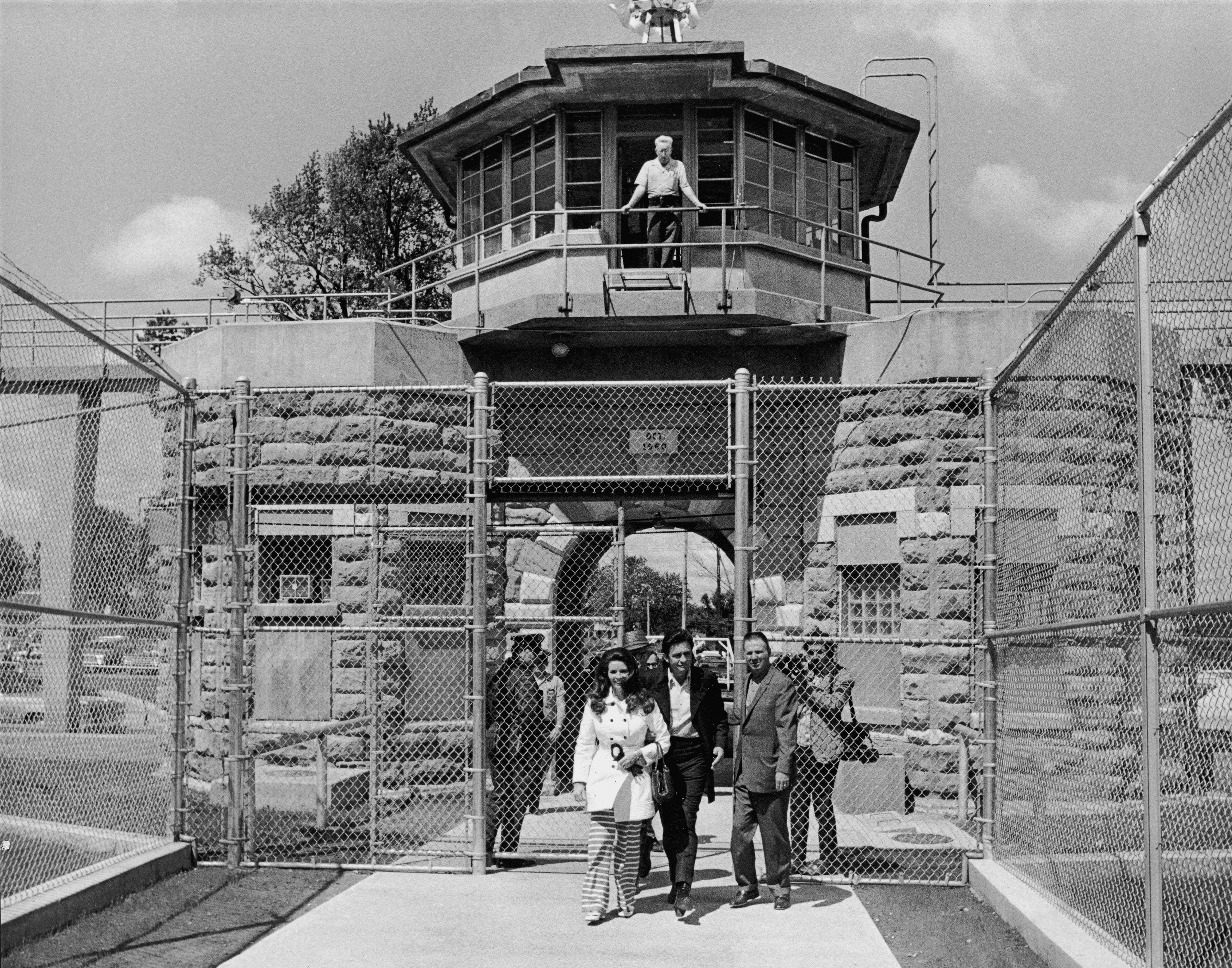 Johnny Cash (1932 - 2003) y June Carter Cash (1929 - 2003) a su llegada a la Kansas State Prison, en 1968. (Photo by Hulton Archive/Getty Images)