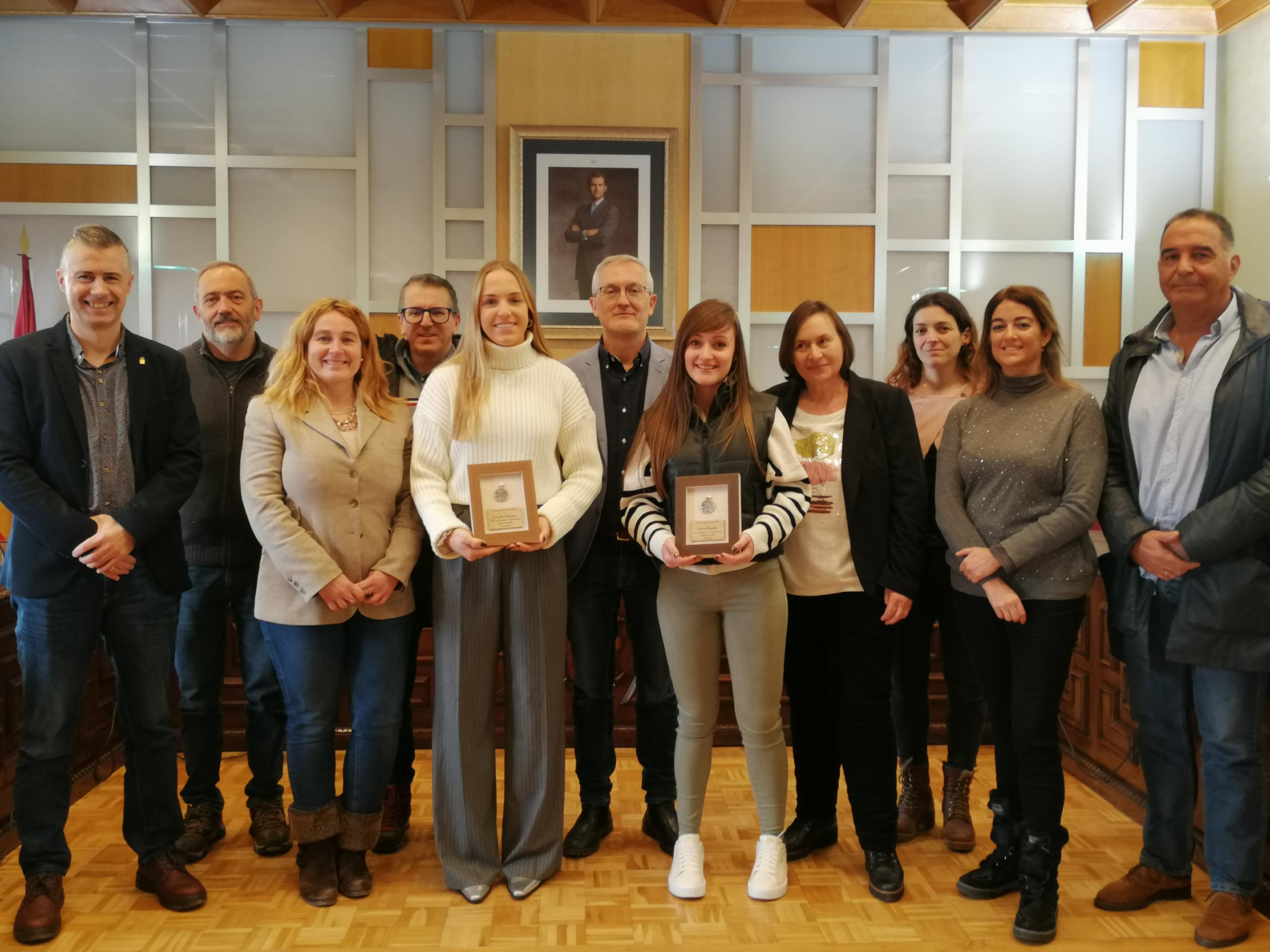 Celia y Carmen junto a la corporación municipal y la Federación Aragonesa de Deportes de Invierno