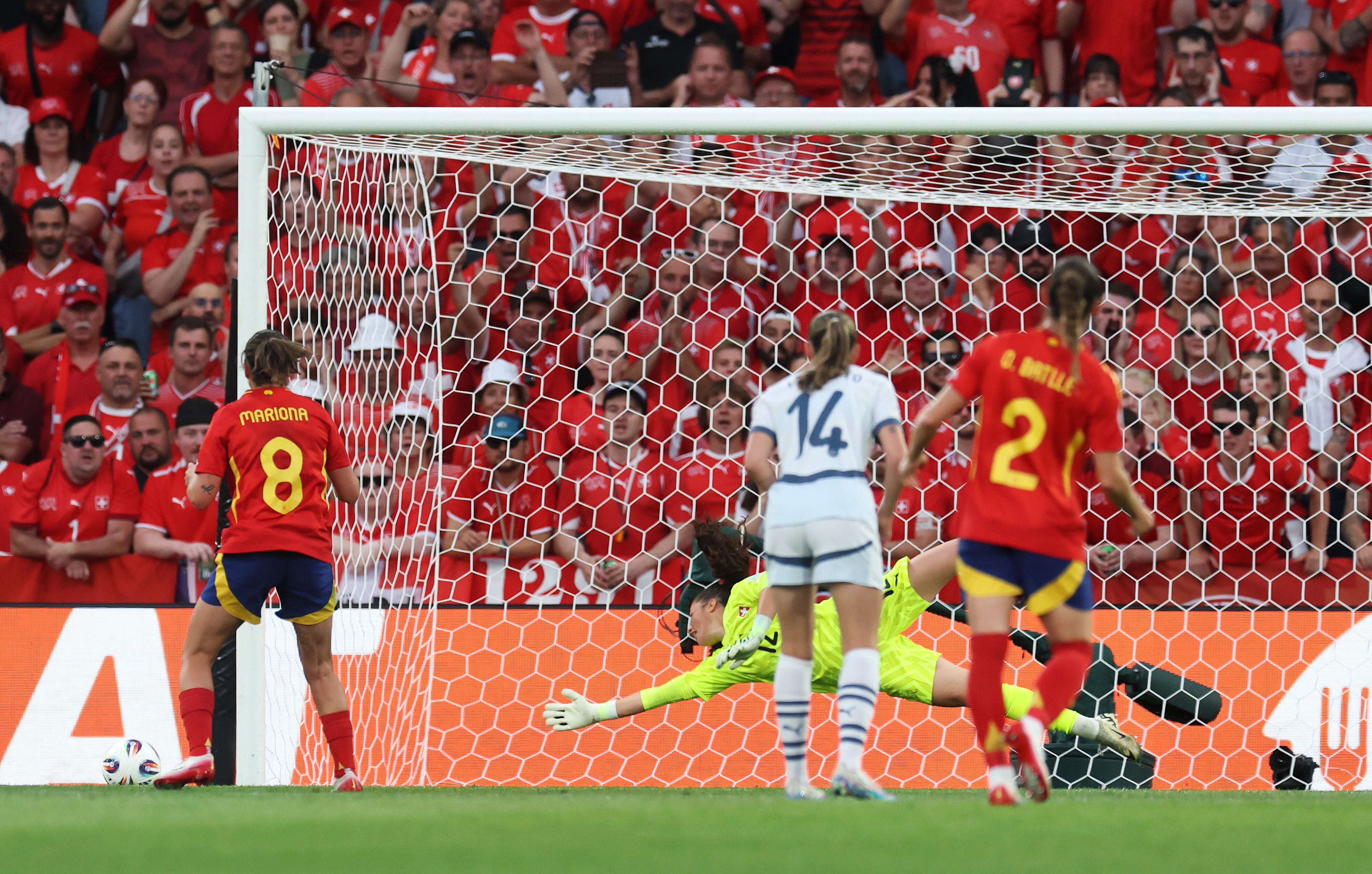 Mariona Caldentey falla un penalti ante la portera suiza Livia Peng durante el España-Suiza de cuartos de final de la EURO 2025 femenina, en el Stadion Wankdorf de Berna.Foto: Alexander Hassenstein/Getty Images
